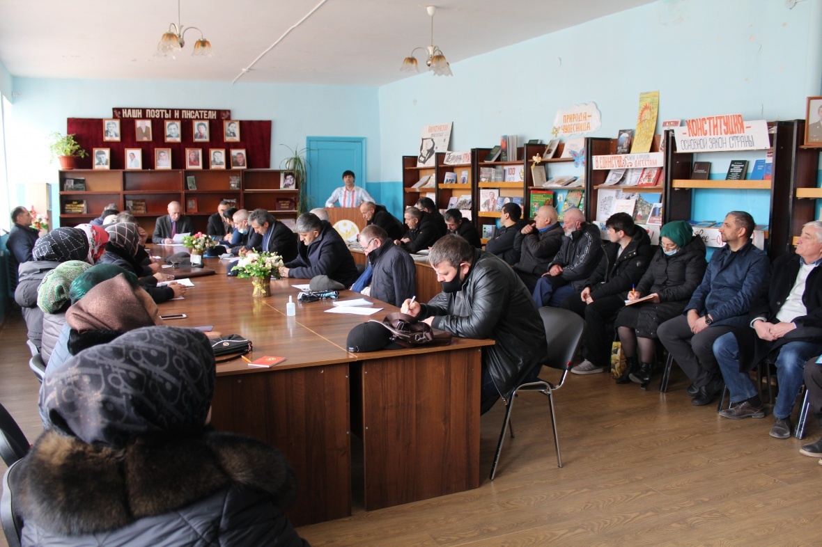 Магомед Омаров провел совещание с главами сельских поселений, руководителями организаций образования и с их бухгалтерами